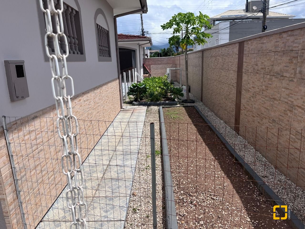 Casa com 166m², 3 quartos (sendo 1 suíte), 2 garagens, no bairro Centro em Palhoça