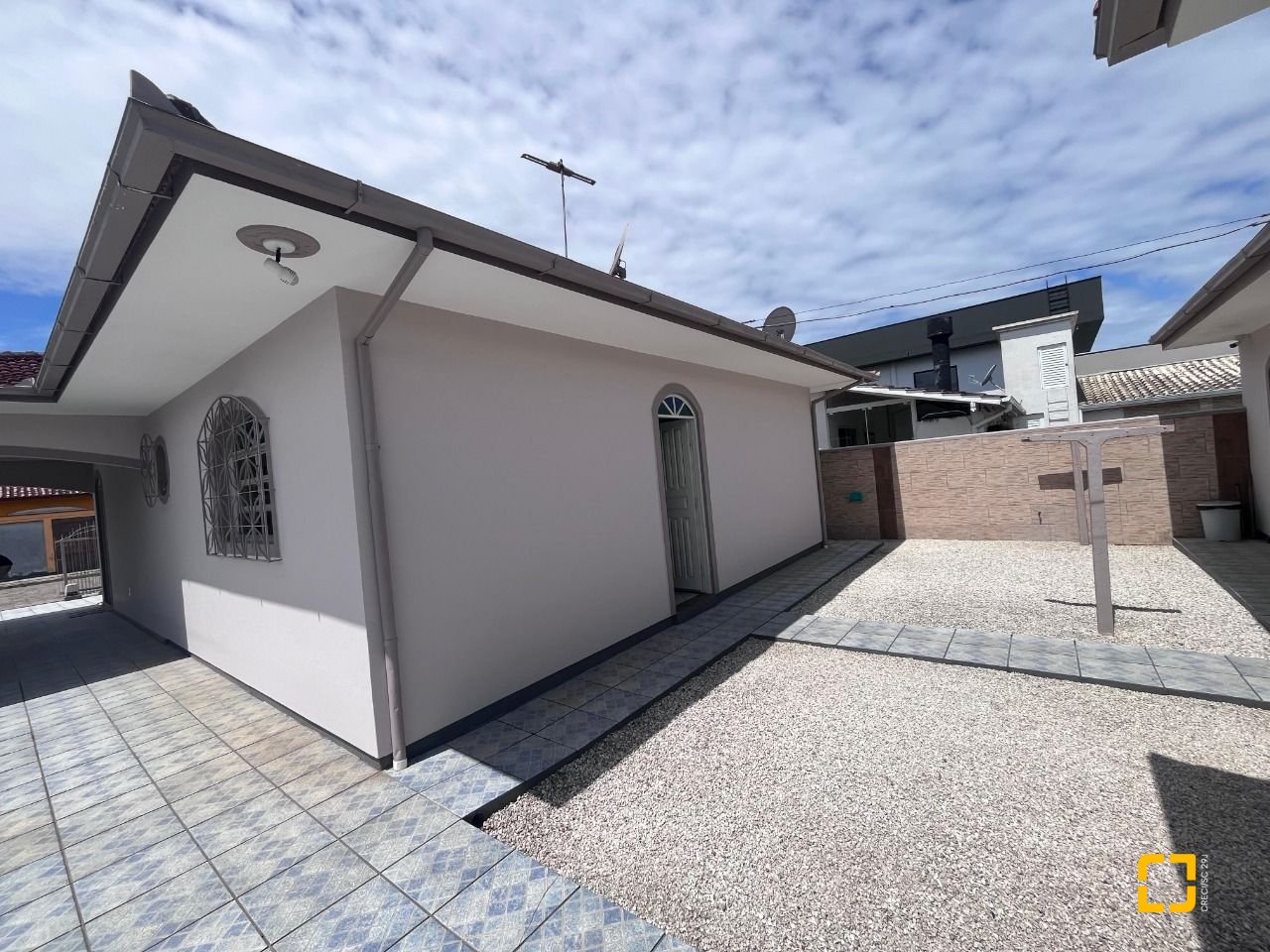 Casa com 166m², 3 quartos (sendo 1 suíte), 2 garagens, no bairro Centro em Palhoça