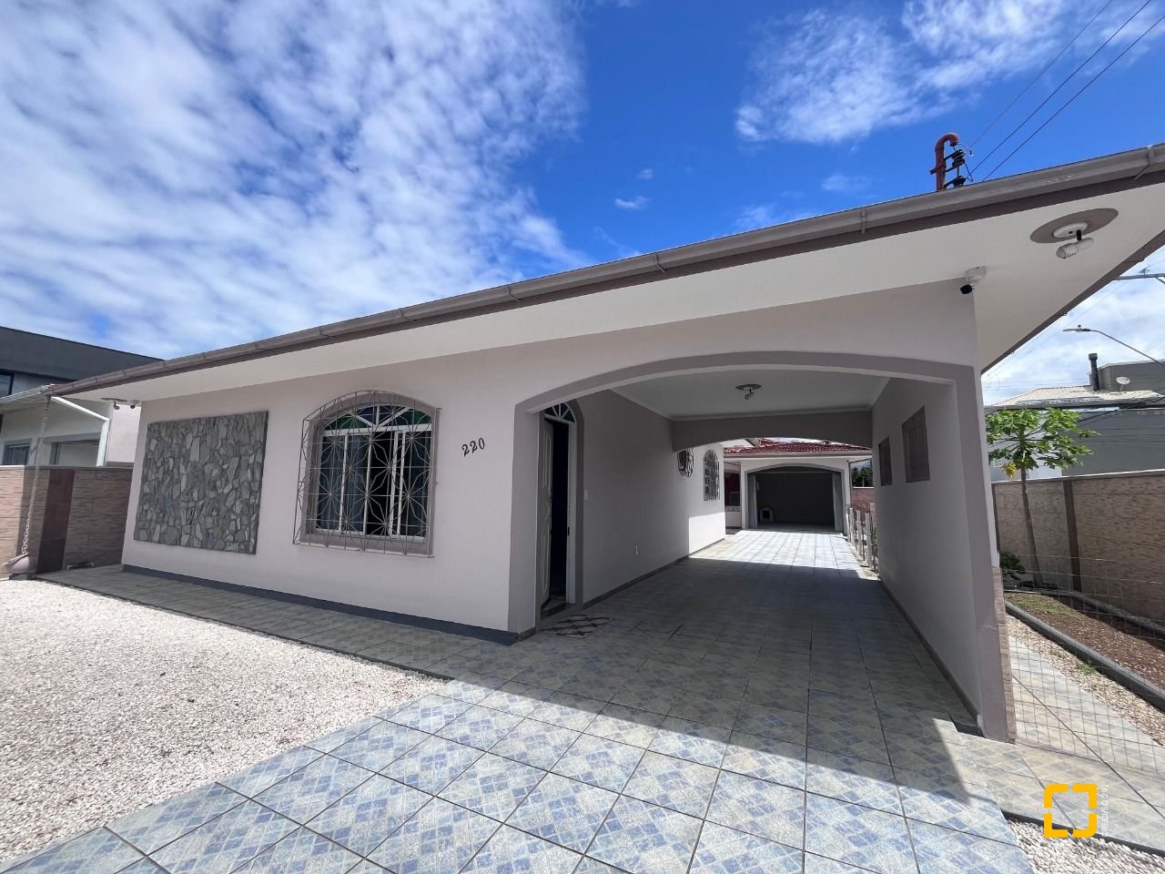 Casa com 166m², 3 quartos (sendo 1 suíte), 2 garagens, no bairro Centro em Palhoça