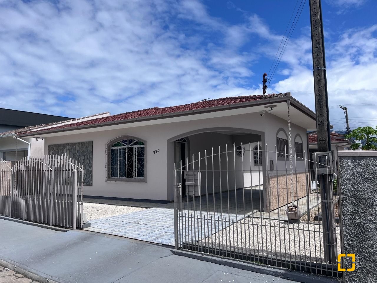 Casa com 166m², 3 quartos (sendo 1 suíte), 2 garagens, no bairro Centro em Palhoça
