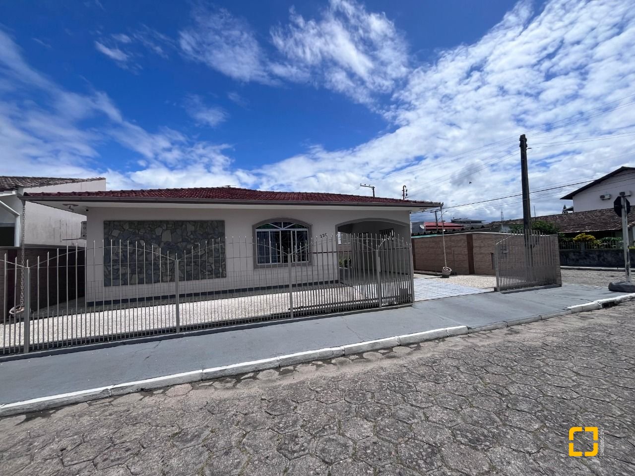 Casa com 166m², 3 quartos (sendo 1 suíte), 2 garagens, no bairro Centro em Palhoça
