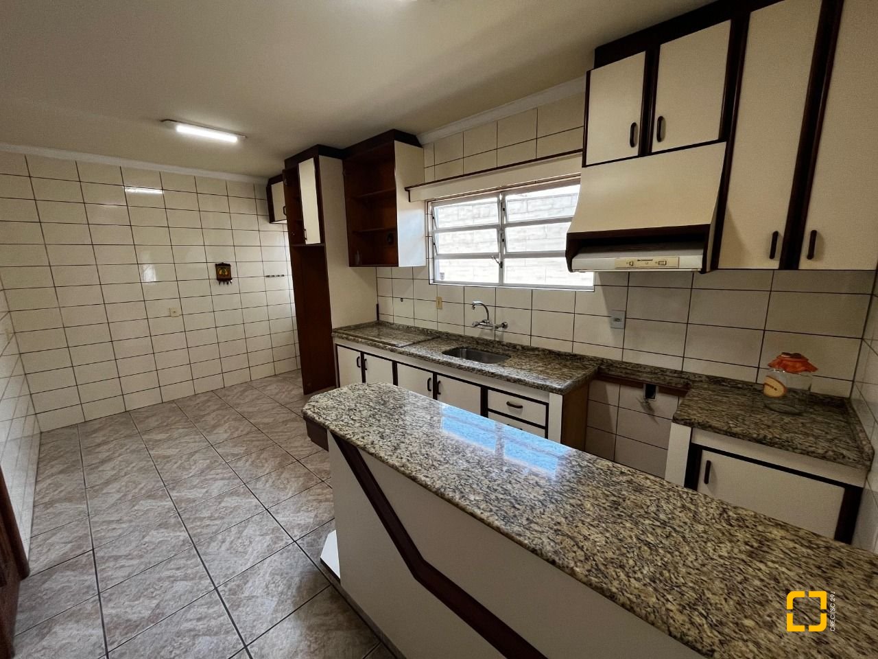 Casa com 238m², 3 quartos (sendo 1 suíte), 4 garagens, no bairro Jardim Cidade de Florianópolis em São José