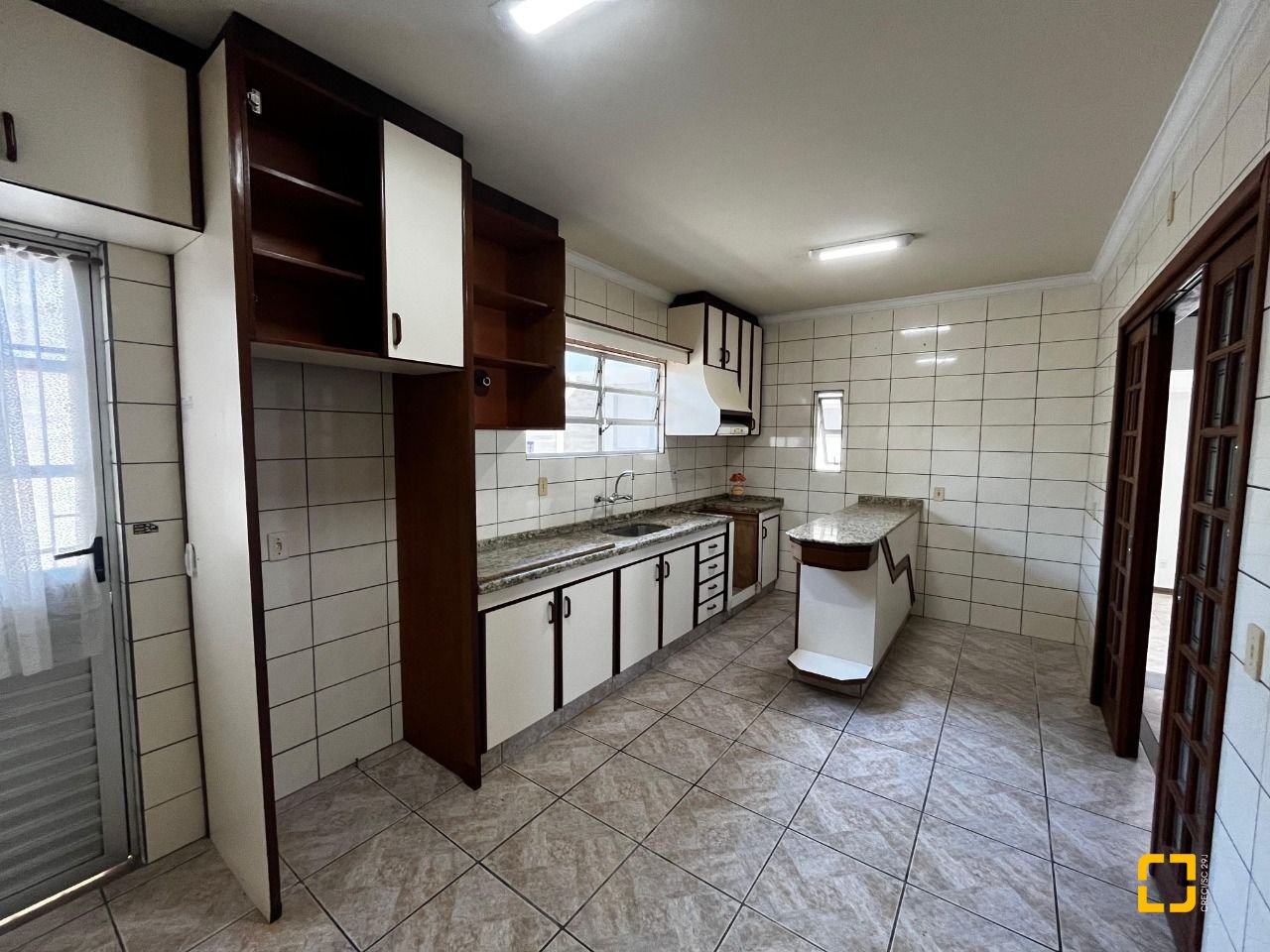 Casa com 238m², 3 quartos (sendo 1 suíte), 4 garagens, no bairro Jardim Cidade de Florianópolis em São José