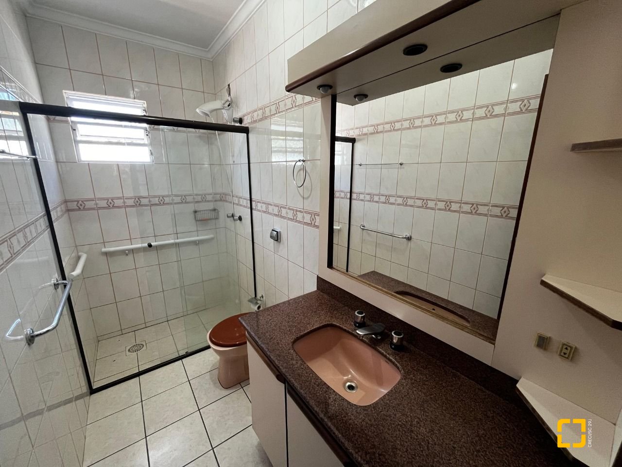 Casa com 238m², 3 quartos (sendo 1 suíte), 4 garagens, no bairro Jardim Cidade de Florianópolis em São José