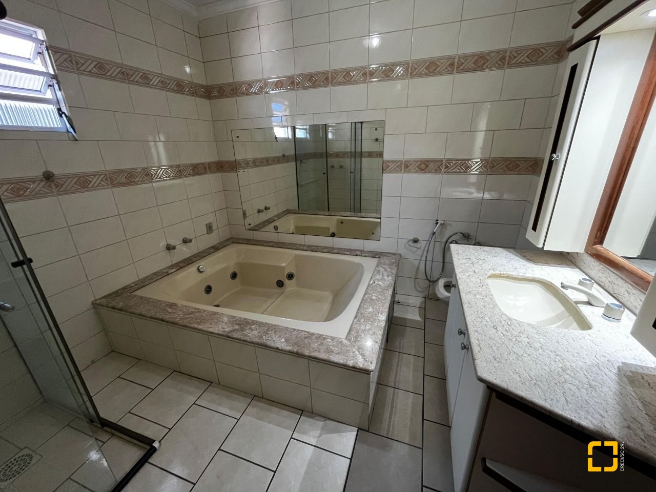 Casa com 238m², 3 quartos (sendo 1 suíte), 4 garagens, no bairro Jardim Cidade de Florianópolis em São José