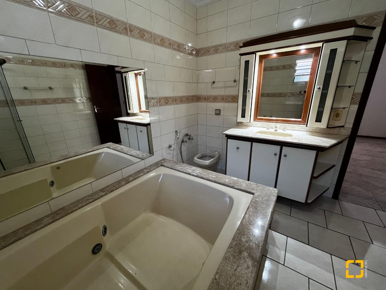 Casa com 238m², 3 quartos (sendo 1 suíte), 4 garagens, no bairro Jardim Cidade de Florianópolis em São José