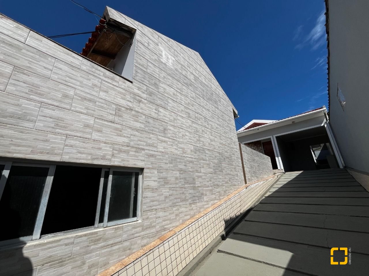 Casa com 238m², 3 quartos (sendo 1 suíte), 4 garagens, no bairro Jardim Cidade de Florianópolis em São José