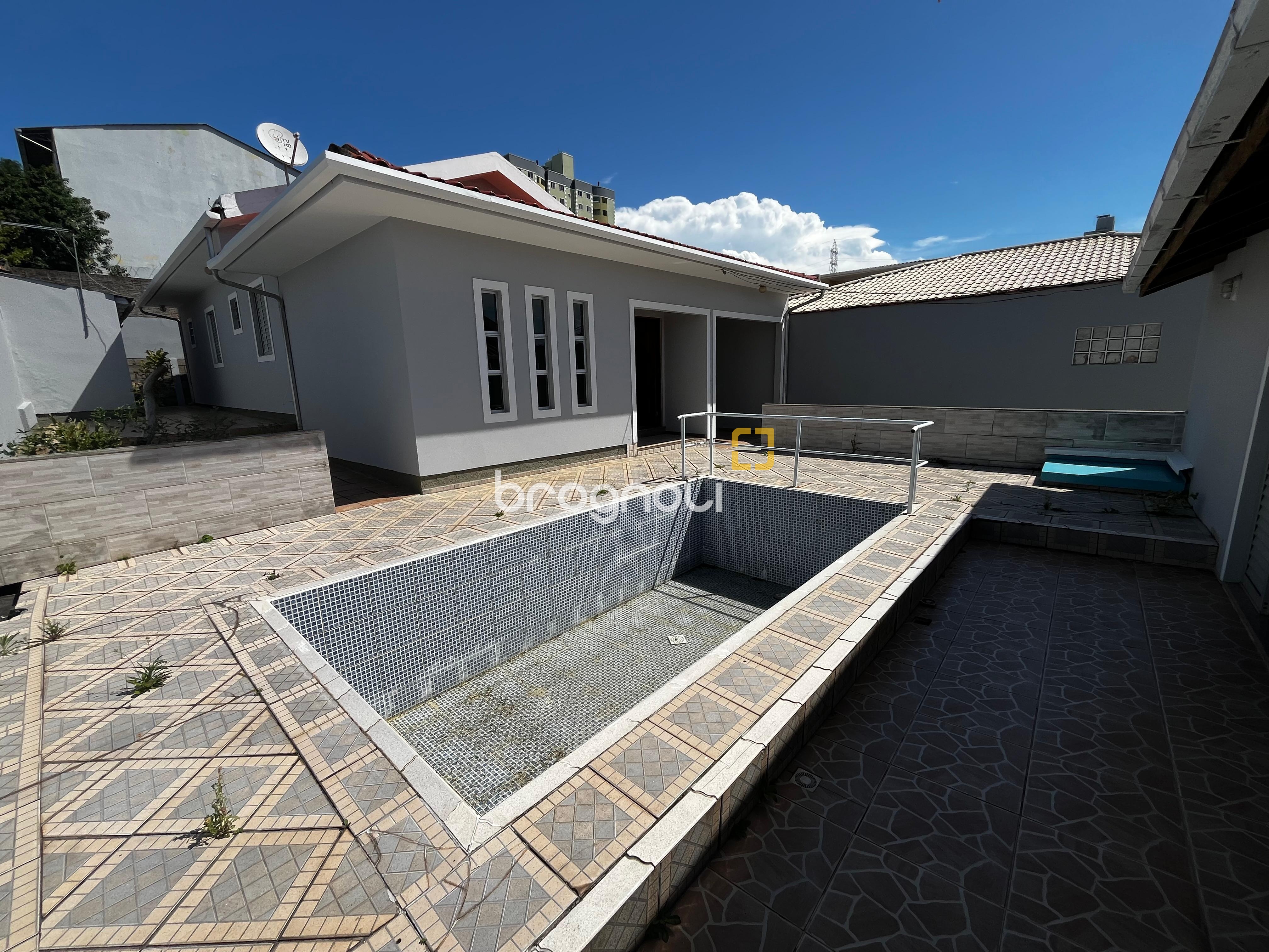 Casa com 238m², 3 quartos (sendo 1 suíte), 4 garagens, no bairro Jardim Cidade de Florianópolis em São José