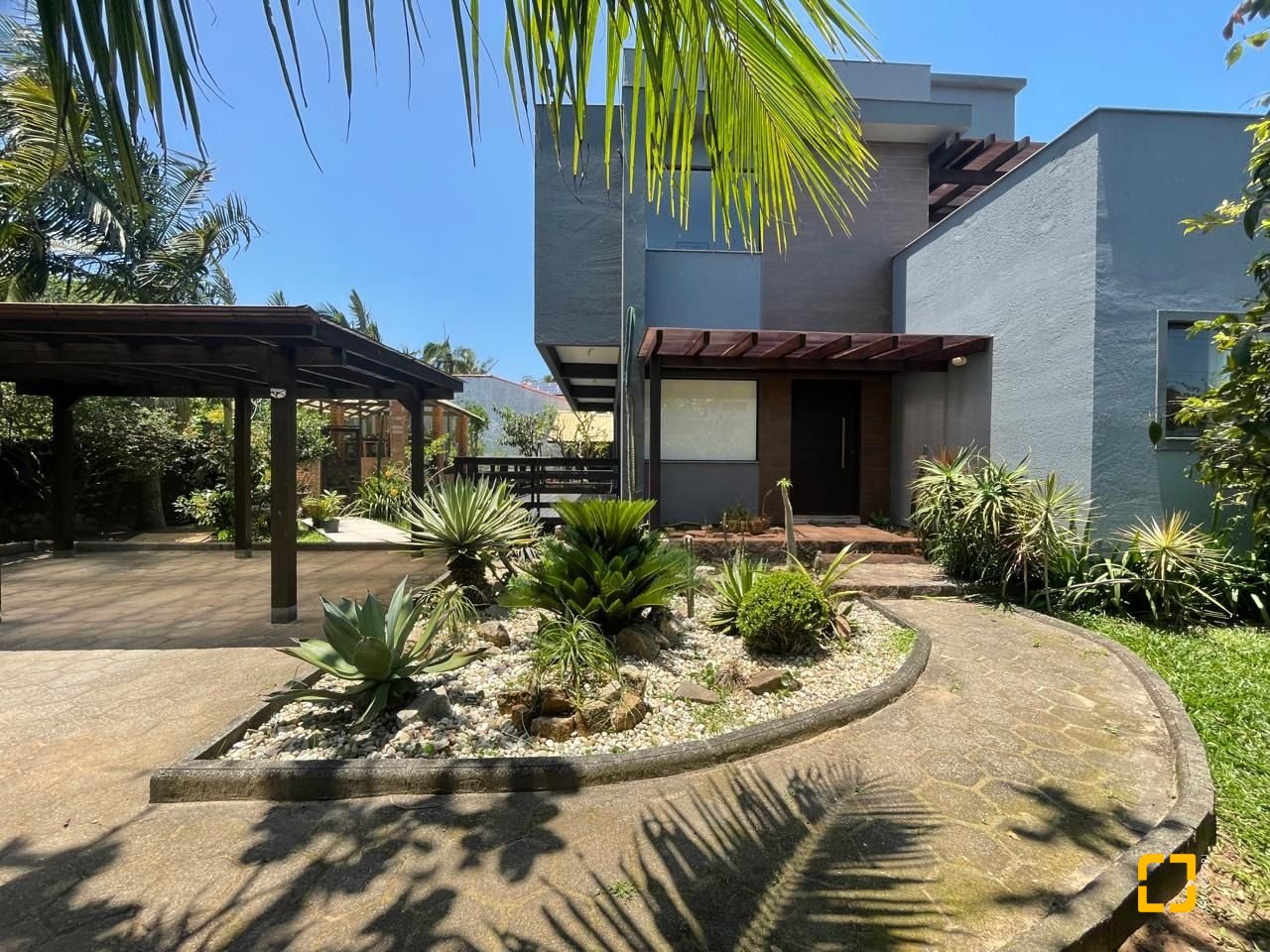 Casa de Condomínio com 225m², 5 quartos, 3 garagens, no bairro Campeche em Florianópolis