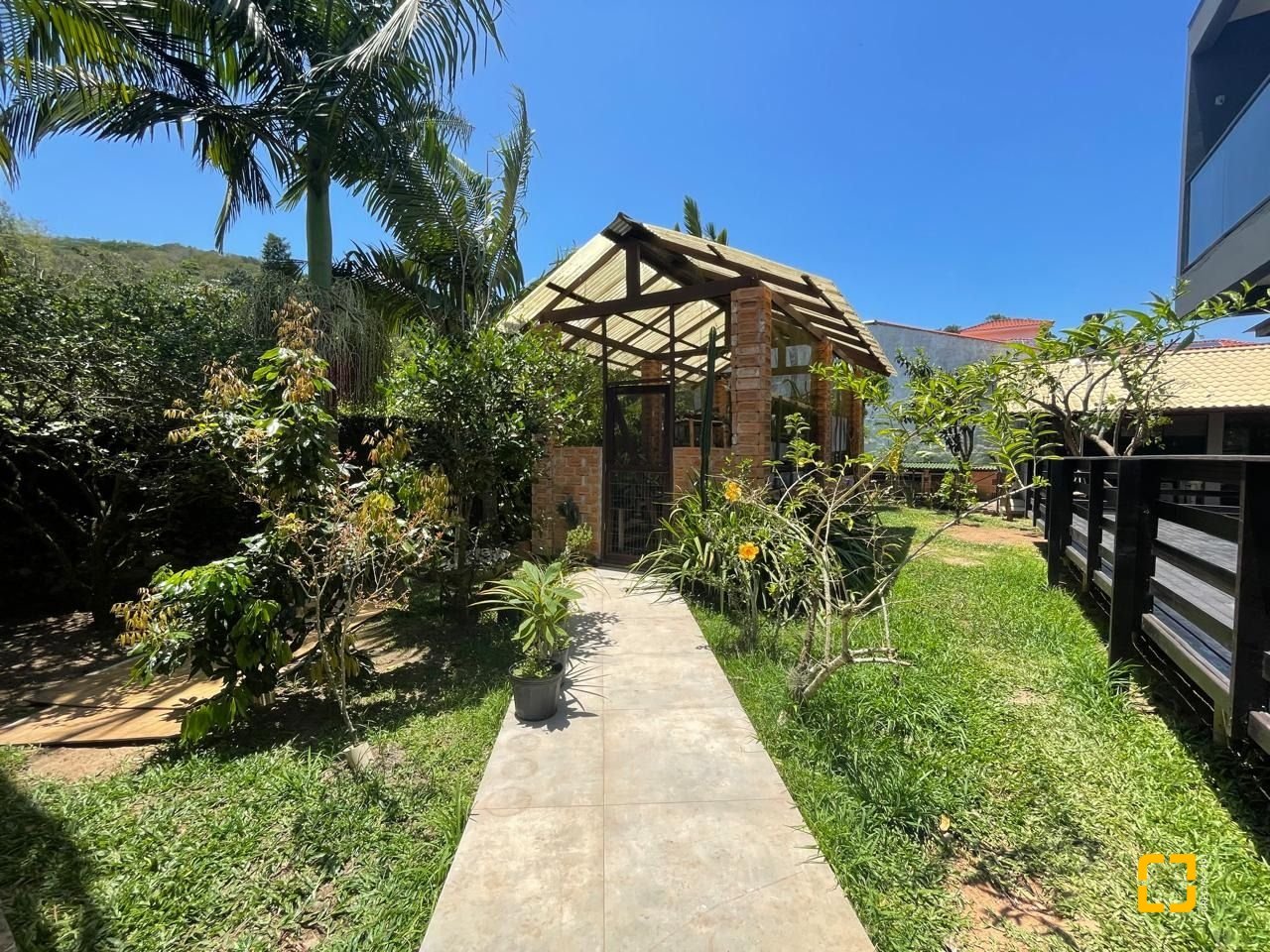 Casa de Condomínio com 225m², 5 quartos, 3 garagens, no bairro Campeche em Florianópolis