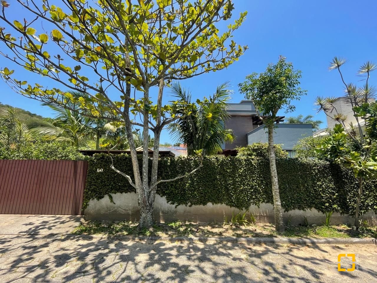 Casa de Condomínio com 225m², 5 quartos, 3 garagens, no bairro Campeche em Florianópolis