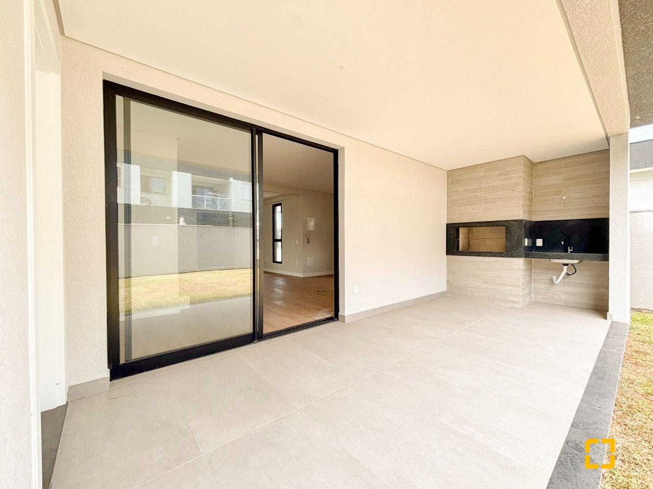 Casa com 201m², 4 quartos (sendo 2 suítes), 2 garagens, no bairro Ingleses do Rio Vermelho em Florianópolis