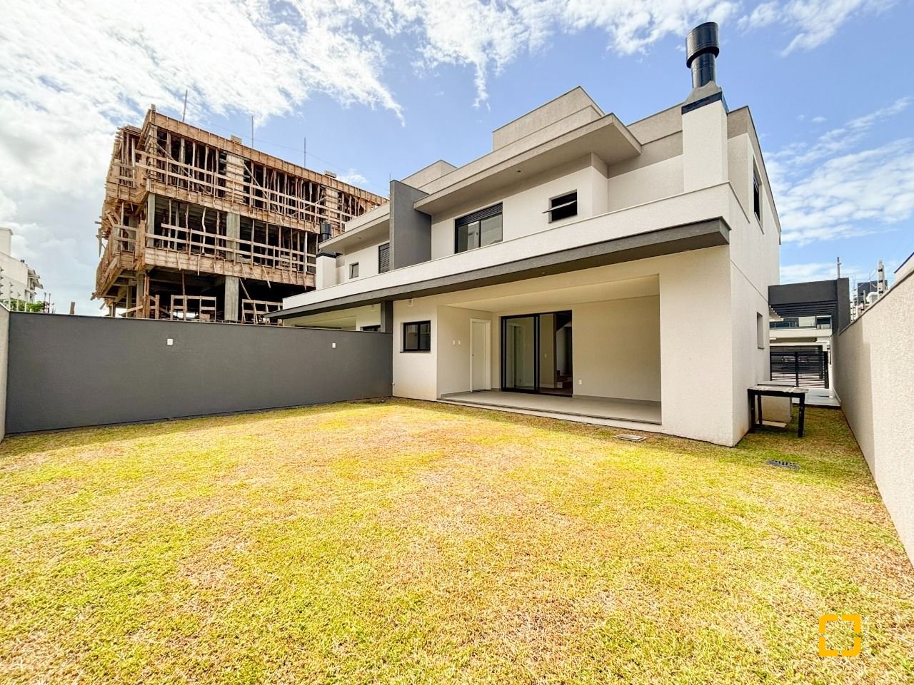Casa com 201m², 4 quartos (sendo 2 suítes), 2 garagens, no bairro Ingleses do Rio Vermelho em Florianópolis
