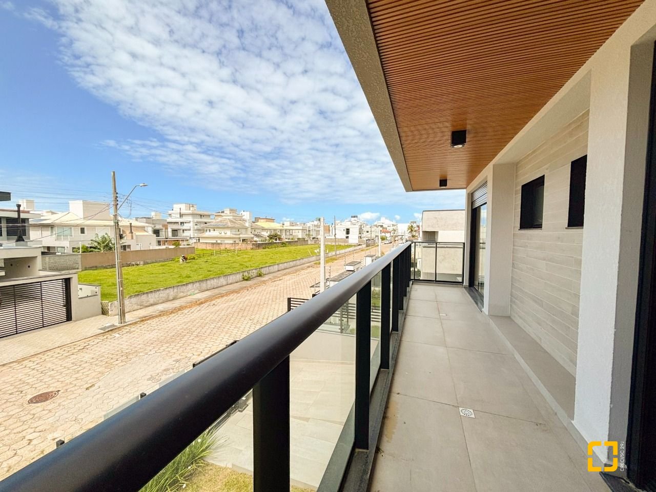 Casa com 201m², 4 quartos (sendo 2 suítes), 2 garagens, no bairro Ingleses do Rio Vermelho em Florianópolis