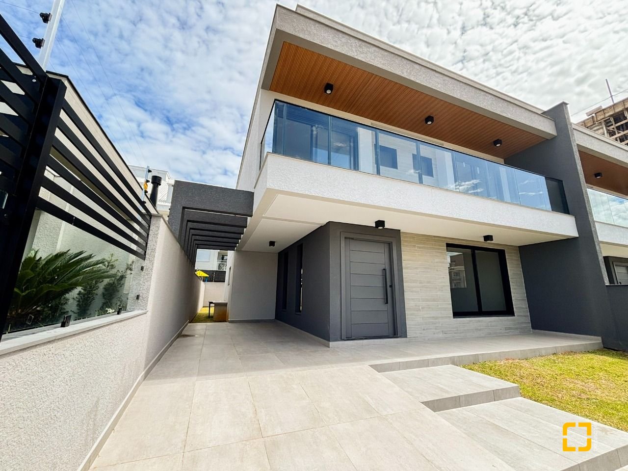Casa com 201m², 4 quartos (sendo 2 suítes), 2 garagens, no bairro Ingleses do Rio Vermelho em Florianópolis