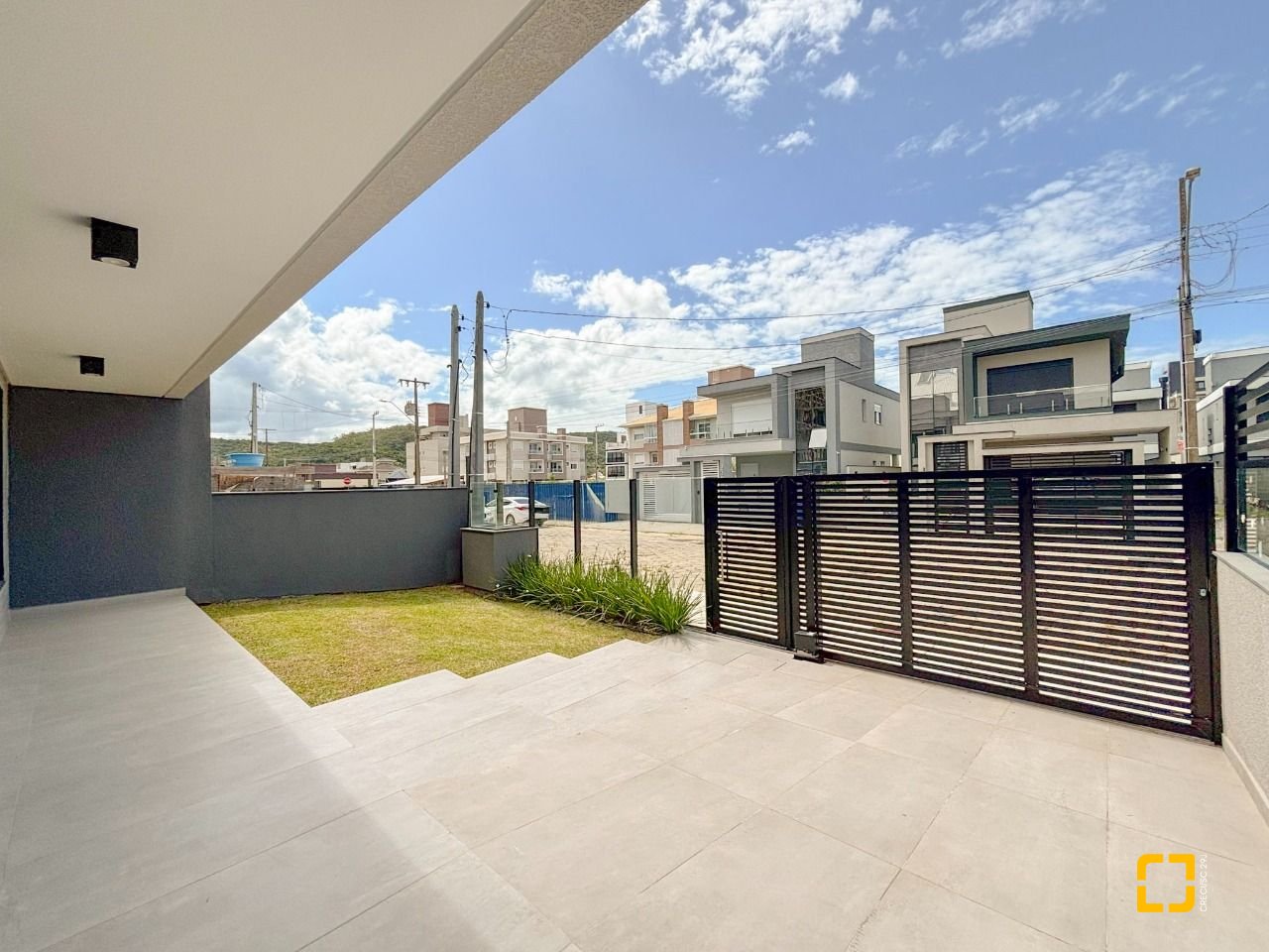 Casa com 201m², 4 quartos (sendo 2 suítes), 2 garagens, no bairro Ingleses do Rio Vermelho em Florianópolis