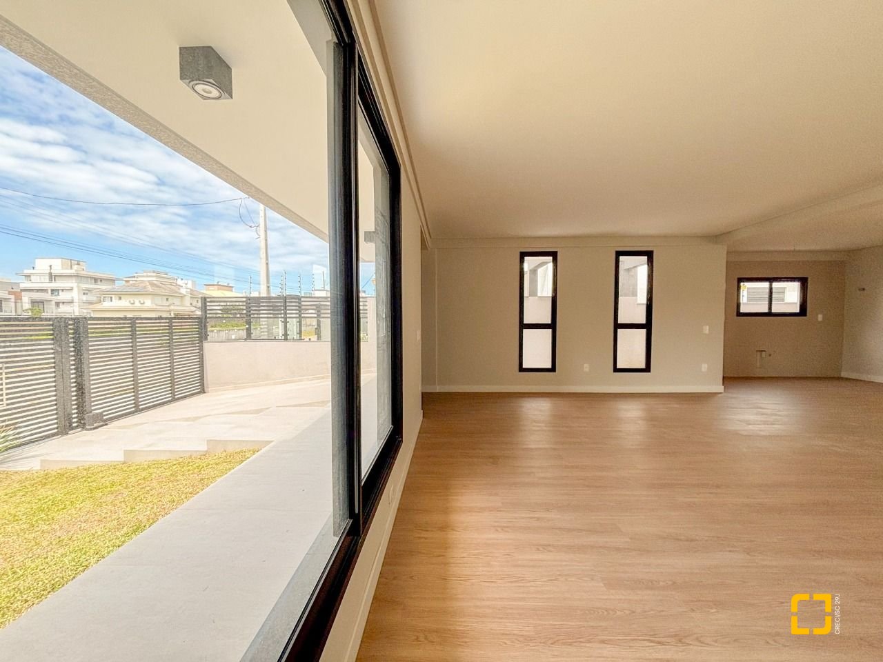 Casa com 201m², 4 quartos (sendo 2 suítes), 2 garagens, no bairro Ingleses do Rio Vermelho em Florianópolis