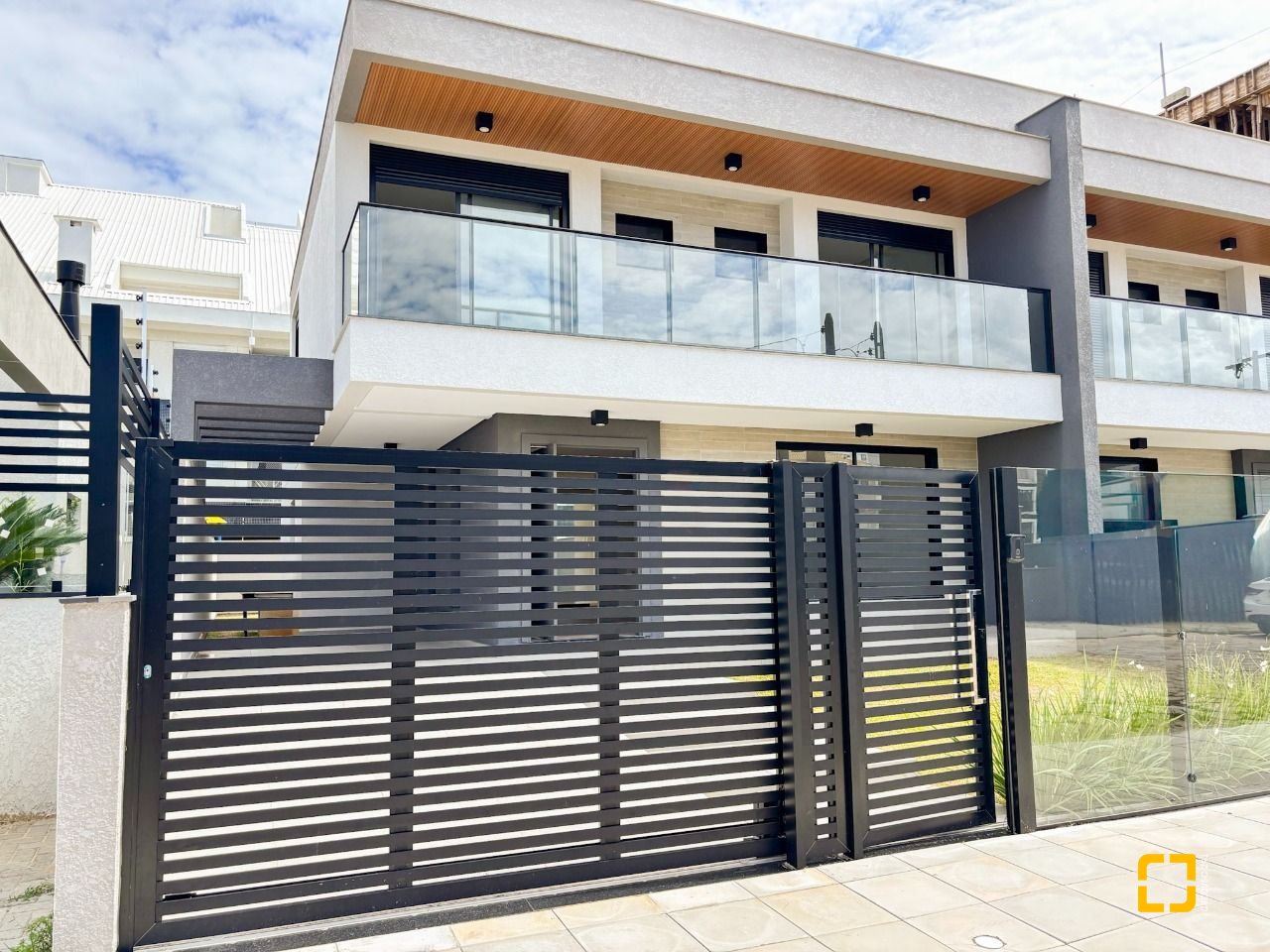 Casa com 201m², 4 quartos (sendo 2 suítes), 2 garagens, no bairro Ingleses do Rio Vermelho em Florianópolis