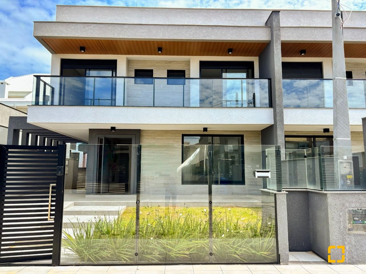 Casa com 201m², 4 quartos (sendo 2 suítes), 2 garagens, no bairro Ingleses do Rio Vermelho em Florianópolis