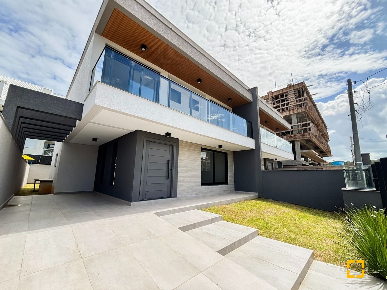 Casa com 201m², 4 quartos (sendo 2 suítes), 2 garagens, no bairro Ingleses do Rio Vermelho em Florianópolis
