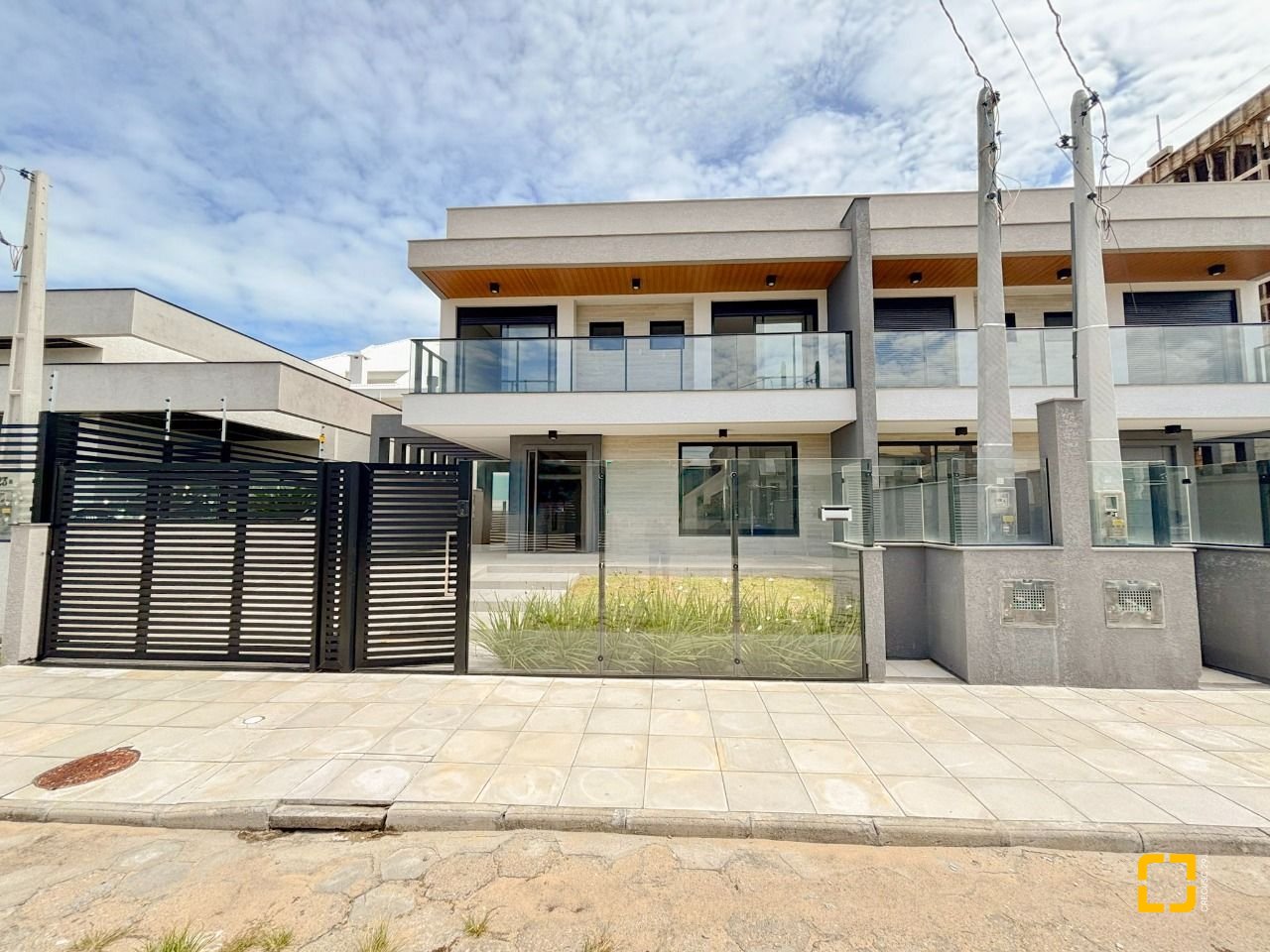 Casa com 201m², 4 quartos (sendo 2 suítes), 2 garagens, no bairro Ingleses do Rio Vermelho em Florianópolis