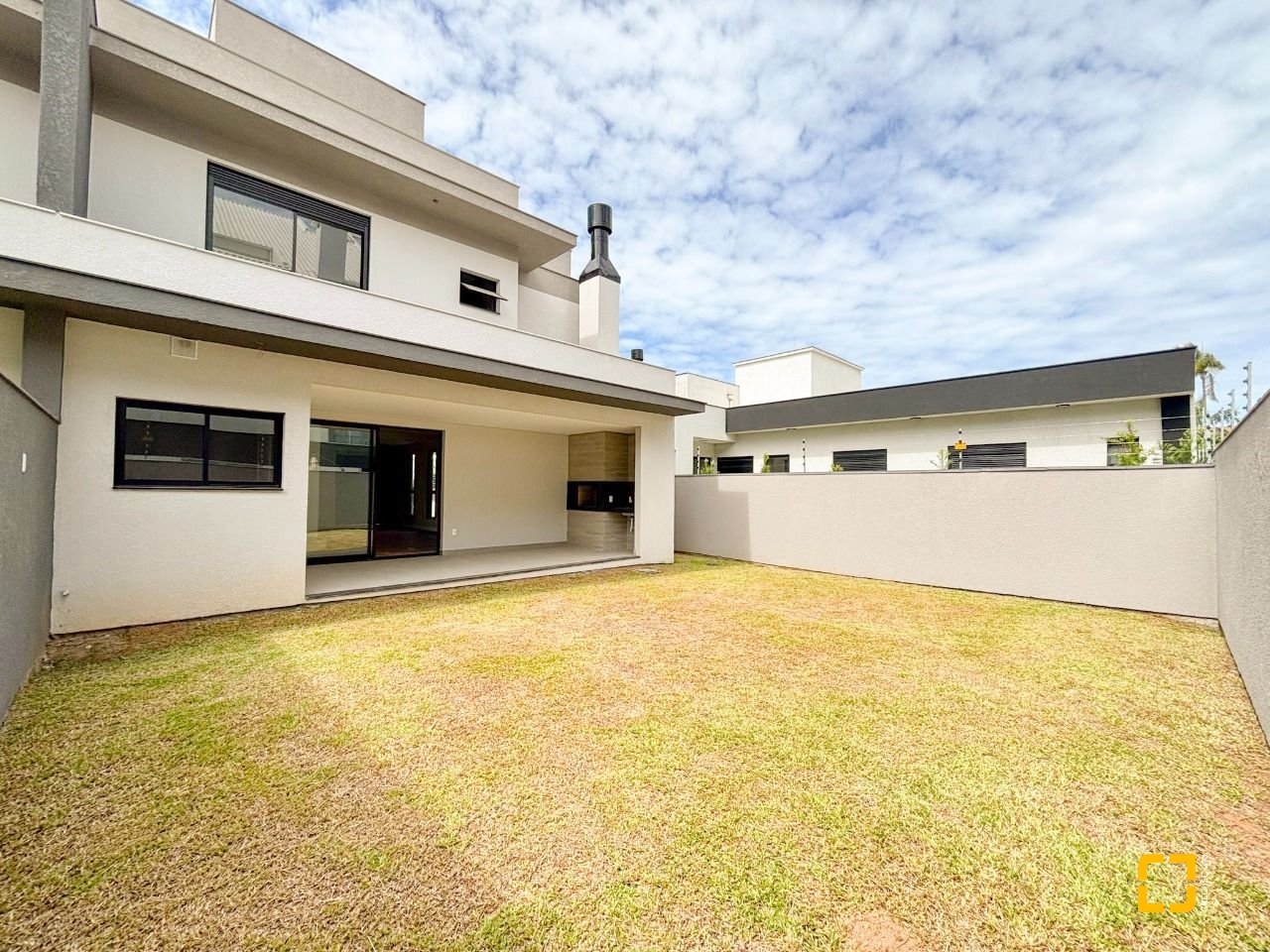 Casa com 201m², 4 quartos (sendo 2 suítes), 2 garagens, no bairro Ingleses do Rio Vermelho em Florianópolis