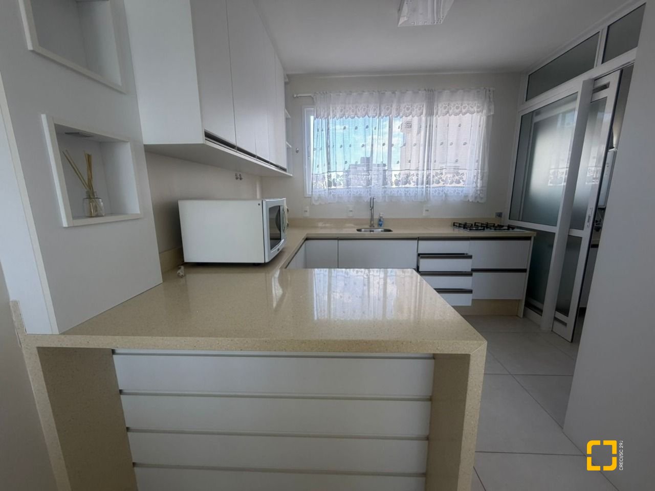 Apartamento com 78m², 4 quartos (sendo 1 suíte), 1 garagem, no bairro Centro em Florianópolis