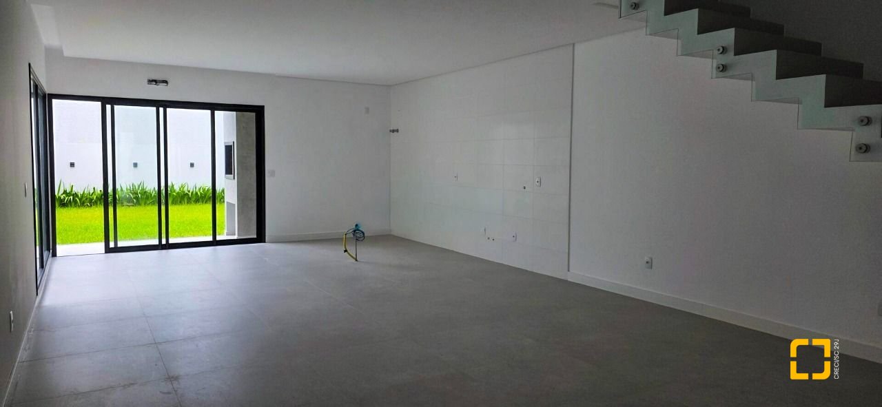 Casa com 200m², 4 quartos (sendo 4 suítes), 3 garagens, no bairro Ingleses do Rio Vermelho em Florianópolis