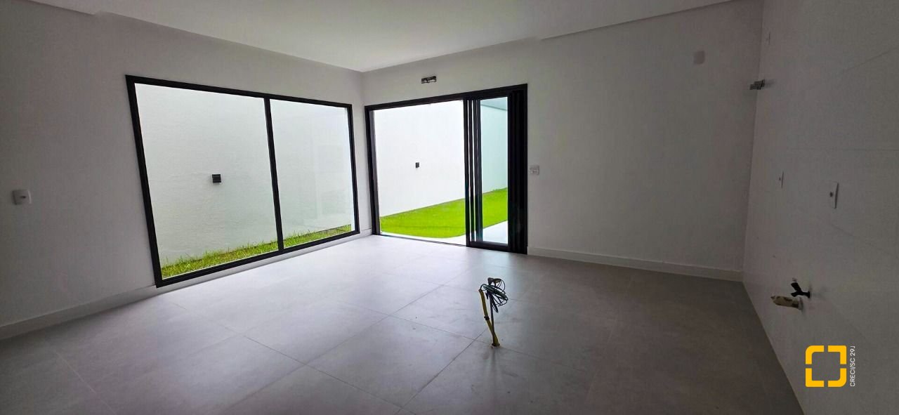 Casa com 200m², 4 quartos (sendo 4 suítes), 3 garagens, no bairro Ingleses do Rio Vermelho em Florianópolis