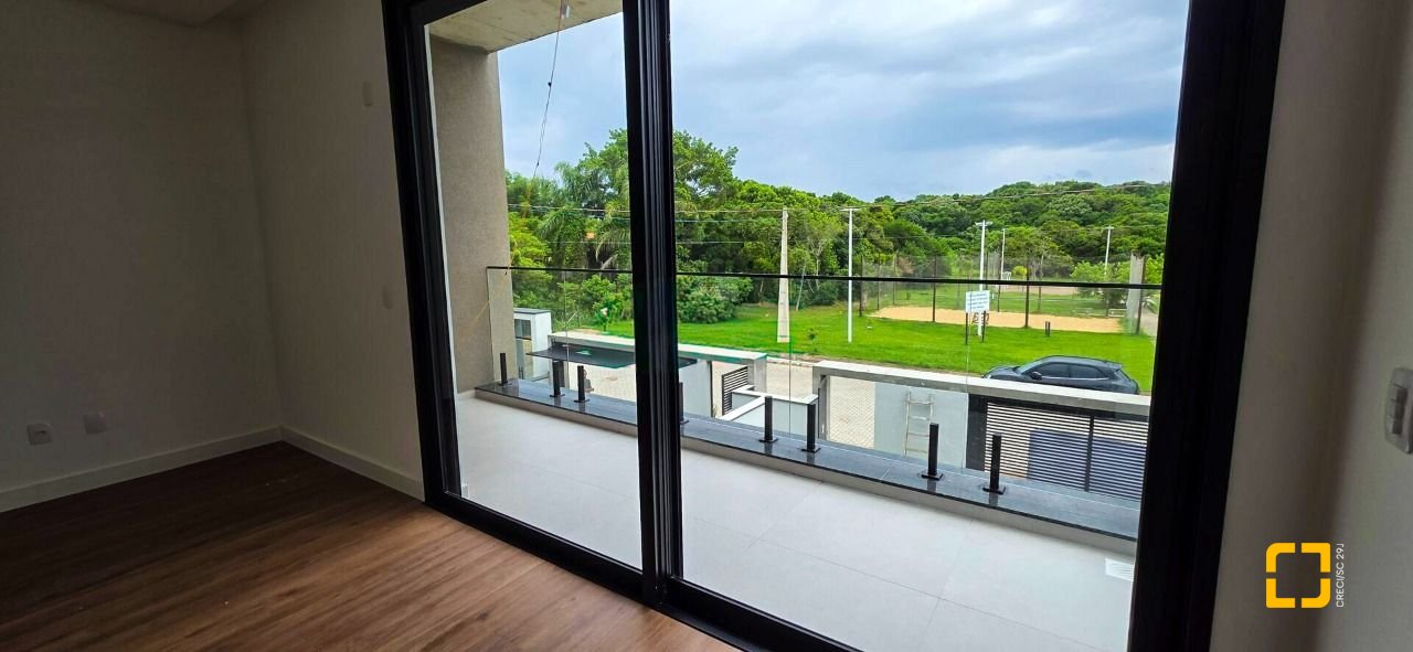 Casa com 200m², 4 quartos (sendo 4 suítes), 3 garagens, no bairro Ingleses do Rio Vermelho em Florianópolis