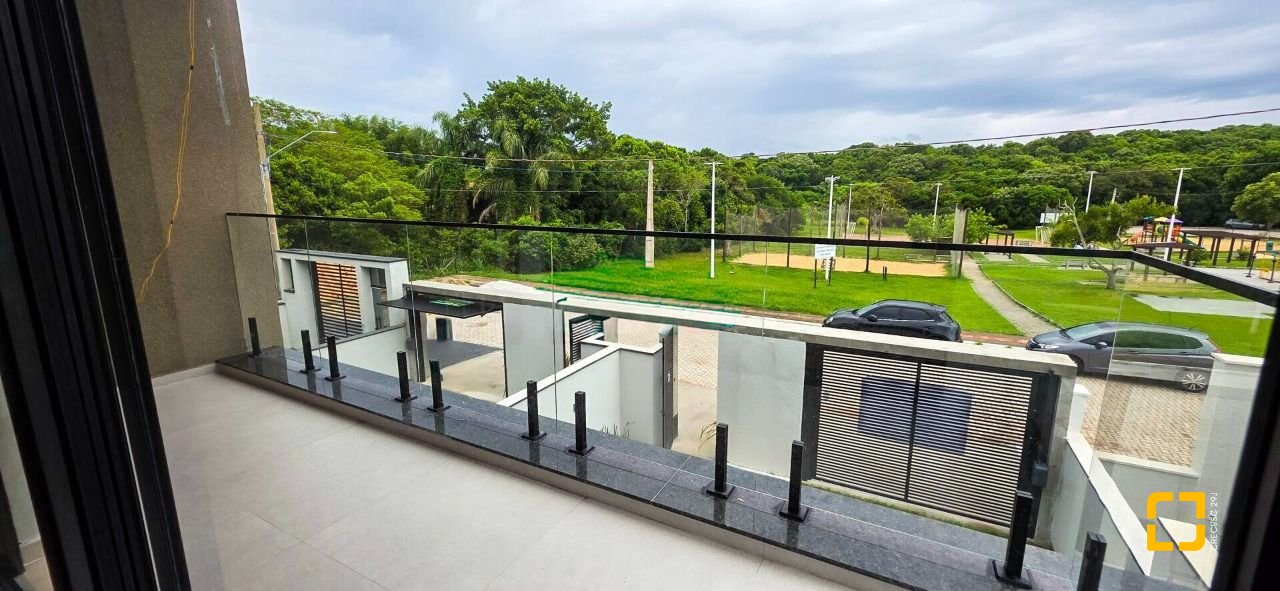 Casa com 200m², 4 quartos (sendo 4 suítes), 3 garagens, no bairro Ingleses do Rio Vermelho em Florianópolis