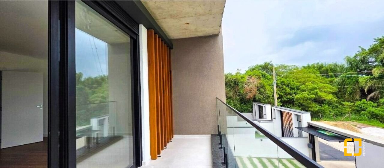 Casa com 200m², 4 quartos (sendo 4 suítes), 3 garagens, no bairro Ingleses do Rio Vermelho em Florianópolis