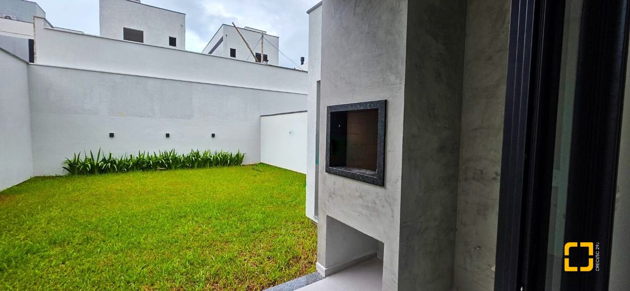 Casa com 200m², 4 quartos (sendo 4 suítes), 3 garagens, no bairro Ingleses do Rio Vermelho em Florianópolis
