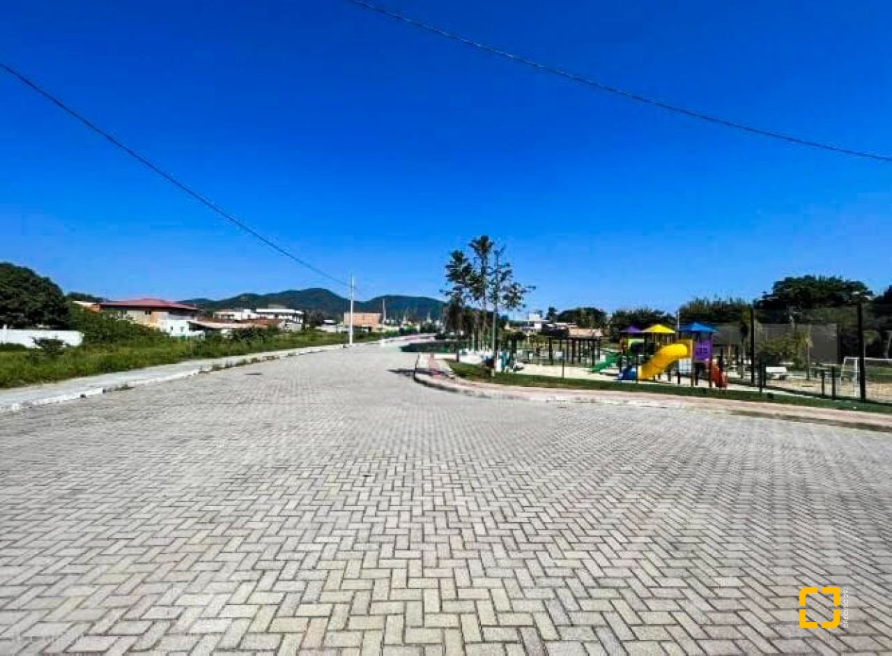 Casa com 200m², 4 quartos (sendo 4 suítes), 3 garagens, no bairro Ingleses do Rio Vermelho em Florianópolis