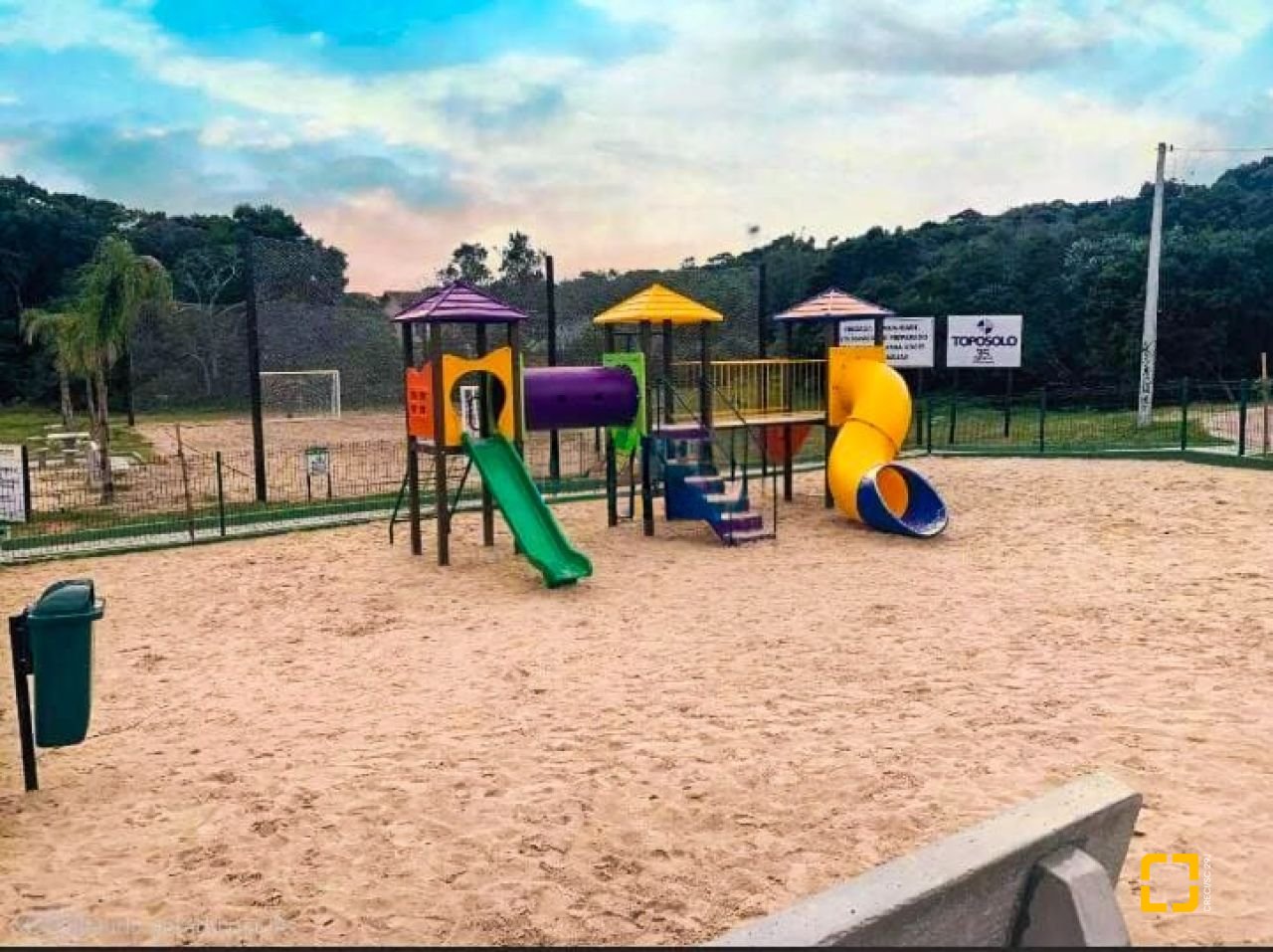 Casa com 200m², 4 quartos (sendo 4 suítes), 3 garagens, no bairro Ingleses do Rio Vermelho em Florianópolis
