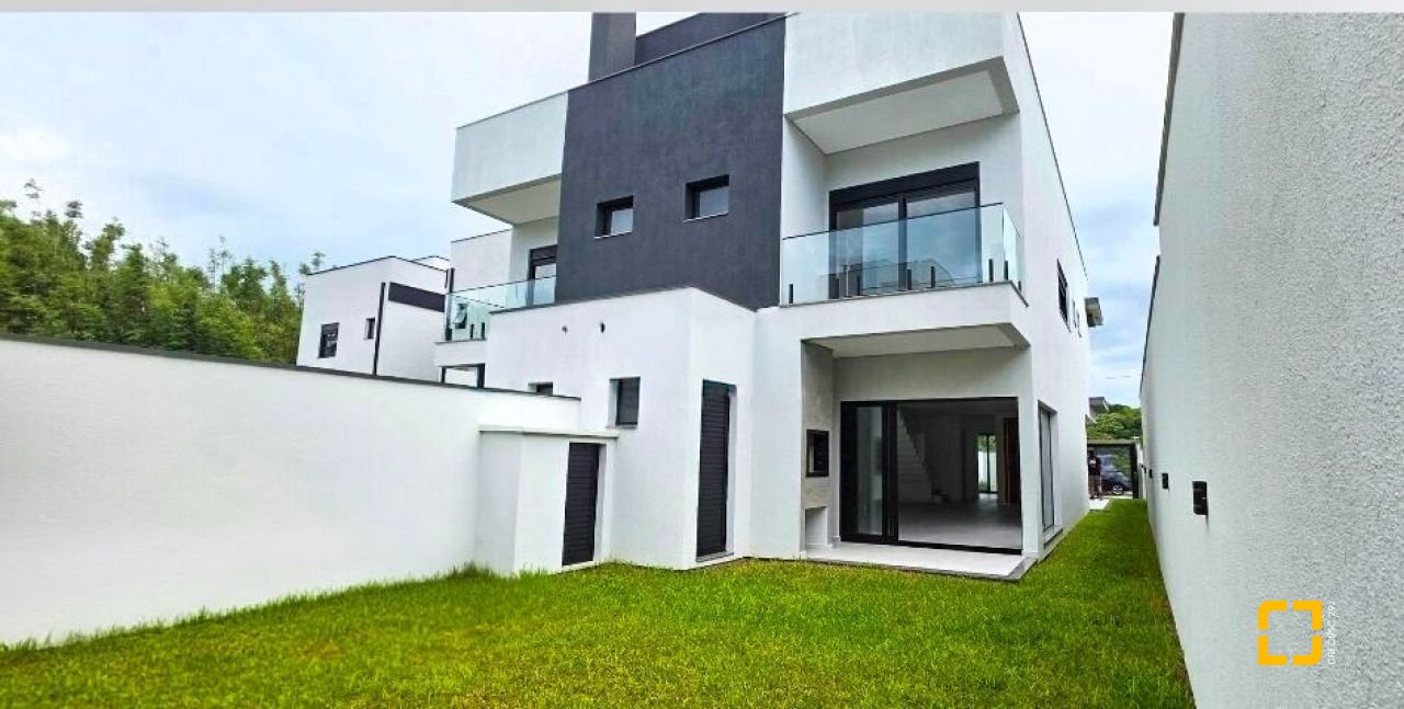 Casa com 200m², 4 quartos (sendo 4 suítes), 3 garagens, no bairro Ingleses do Rio Vermelho em Florianópolis
