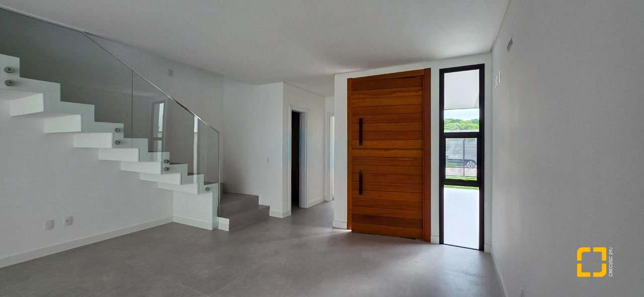 Casa com 200m², 4 quartos (sendo 4 suítes), 3 garagens, no bairro Ingleses do Rio Vermelho em Florianópolis