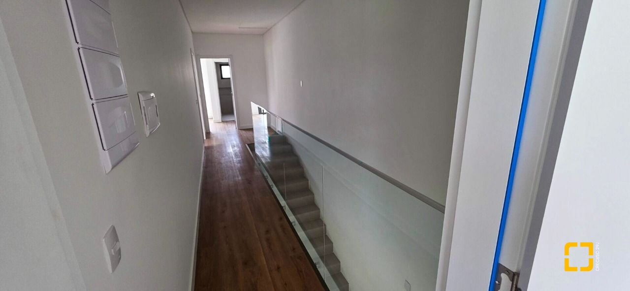 Casa com 200m², 4 quartos (sendo 4 suítes), 3 garagens, no bairro Ingleses do Rio Vermelho em Florianópolis
