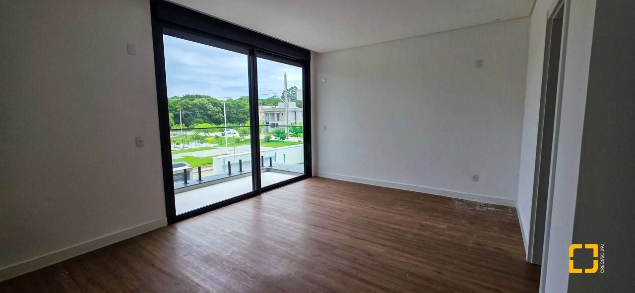 Casa com 200m², 4 quartos (sendo 4 suítes), 3 garagens, no bairro Ingleses do Rio Vermelho em Florianópolis