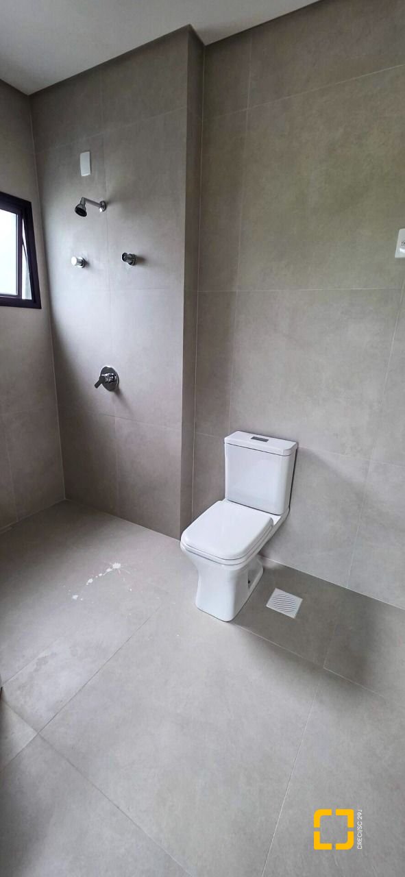 Casa com 200m², 4 quartos (sendo 4 suítes), 3 garagens, no bairro Ingleses do Rio Vermelho em Florianópolis