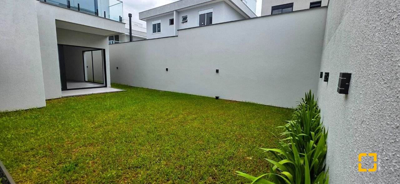 Casa com 200m², 4 quartos (sendo 4 suítes), 3 garagens, no bairro Ingleses do Rio Vermelho em Florianópolis