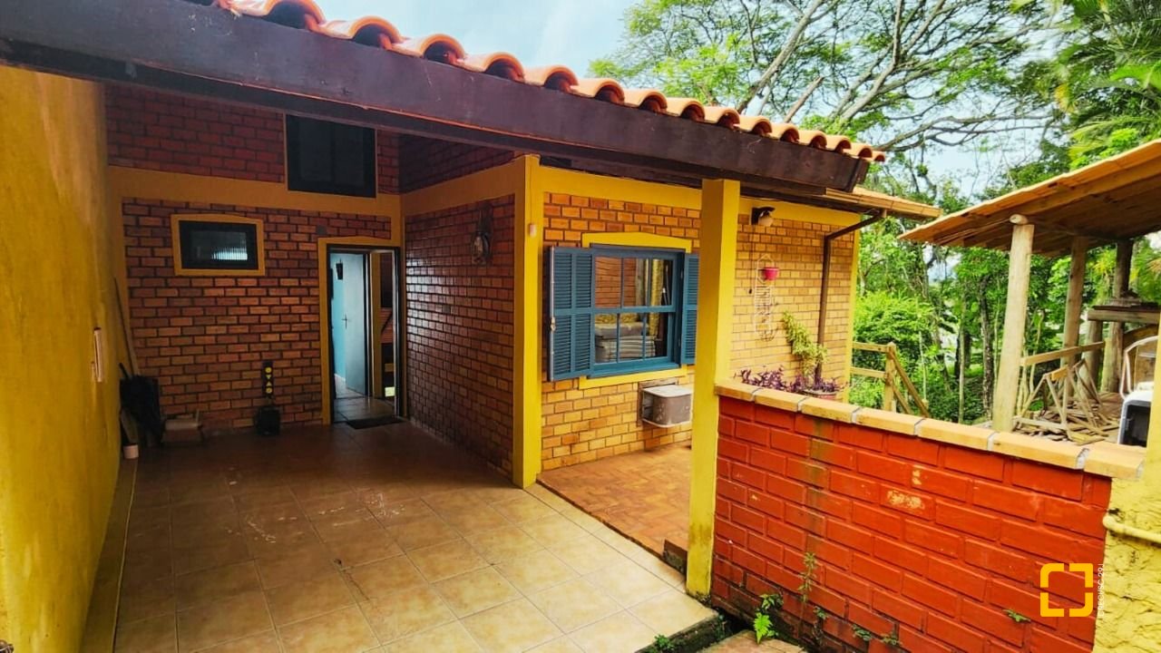 Casa com 180m², 6 quartos (sendo 1 suíte), 2 garagens, no bairro Ribeirão da Ilha em Florianópolis