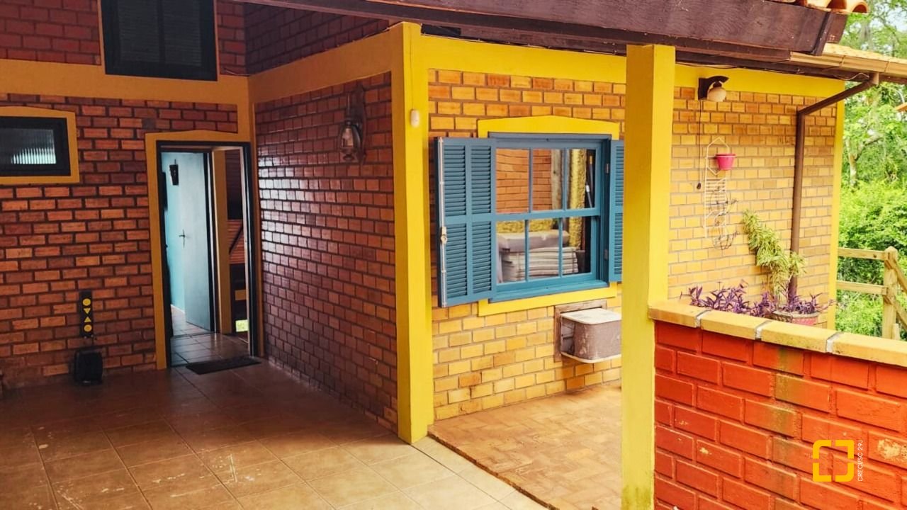 Casa com 180m², 6 quartos (sendo 1 suíte), 2 garagens, no bairro Ribeirão da Ilha em Florianópolis
