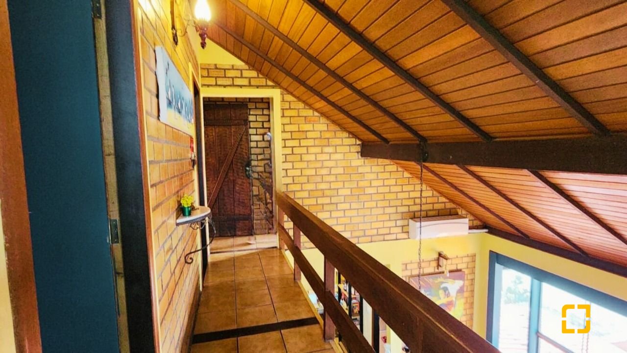 Casa com 180m², 6 quartos (sendo 1 suíte), 2 garagens, no bairro Ribeirão da Ilha em Florianópolis