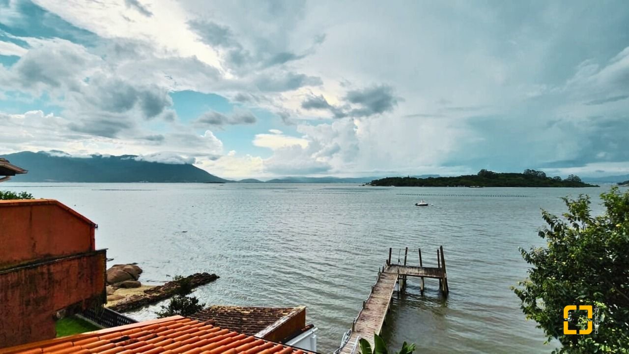 Casa com 180m², 6 quartos (sendo 1 suíte), 2 garagens, no bairro Ribeirão da Ilha em Florianópolis