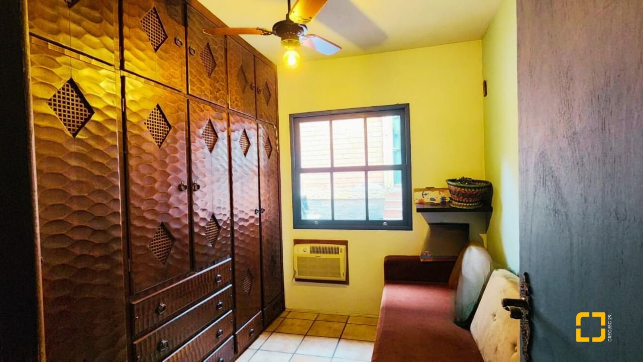 Casa com 180m², 6 quartos (sendo 1 suíte), 2 garagens, no bairro Ribeirão da Ilha em Florianópolis