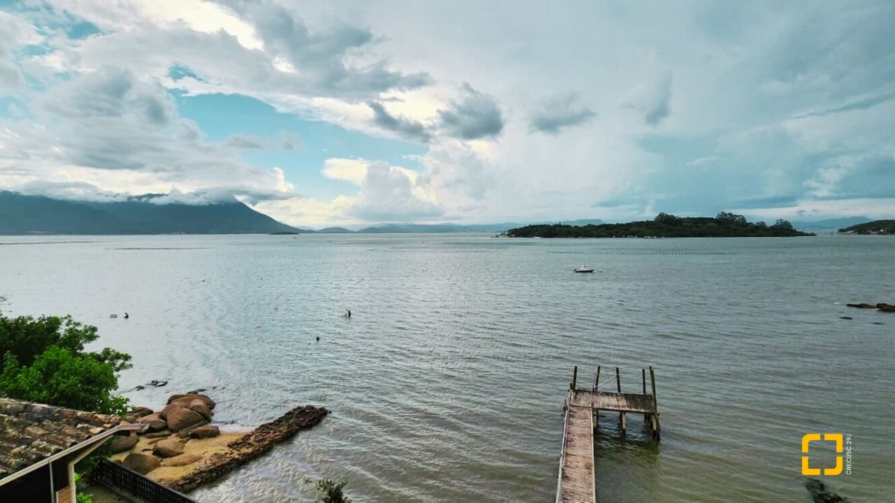 Casa com 180m², 6 quartos (sendo 1 suíte), 2 garagens, no bairro Ribeirão da Ilha em Florianópolis