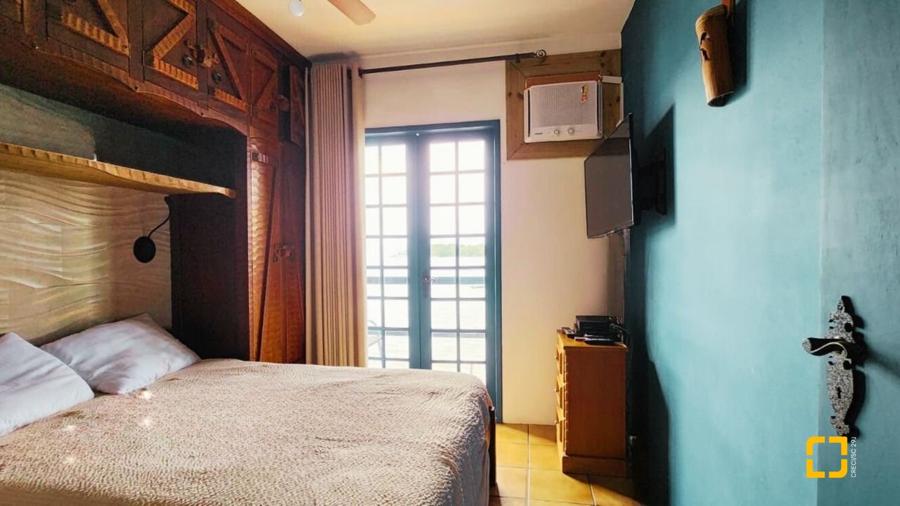 Casa com 180m², 6 quartos (sendo 1 suíte), 2 garagens, no bairro Ribeirão da Ilha em Florianópolis