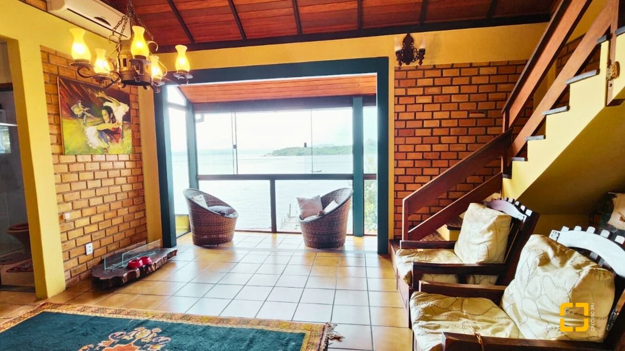 Casa com 180m², 6 quartos (sendo 1 suíte), 2 garagens, no bairro Ribeirão da Ilha em Florianópolis