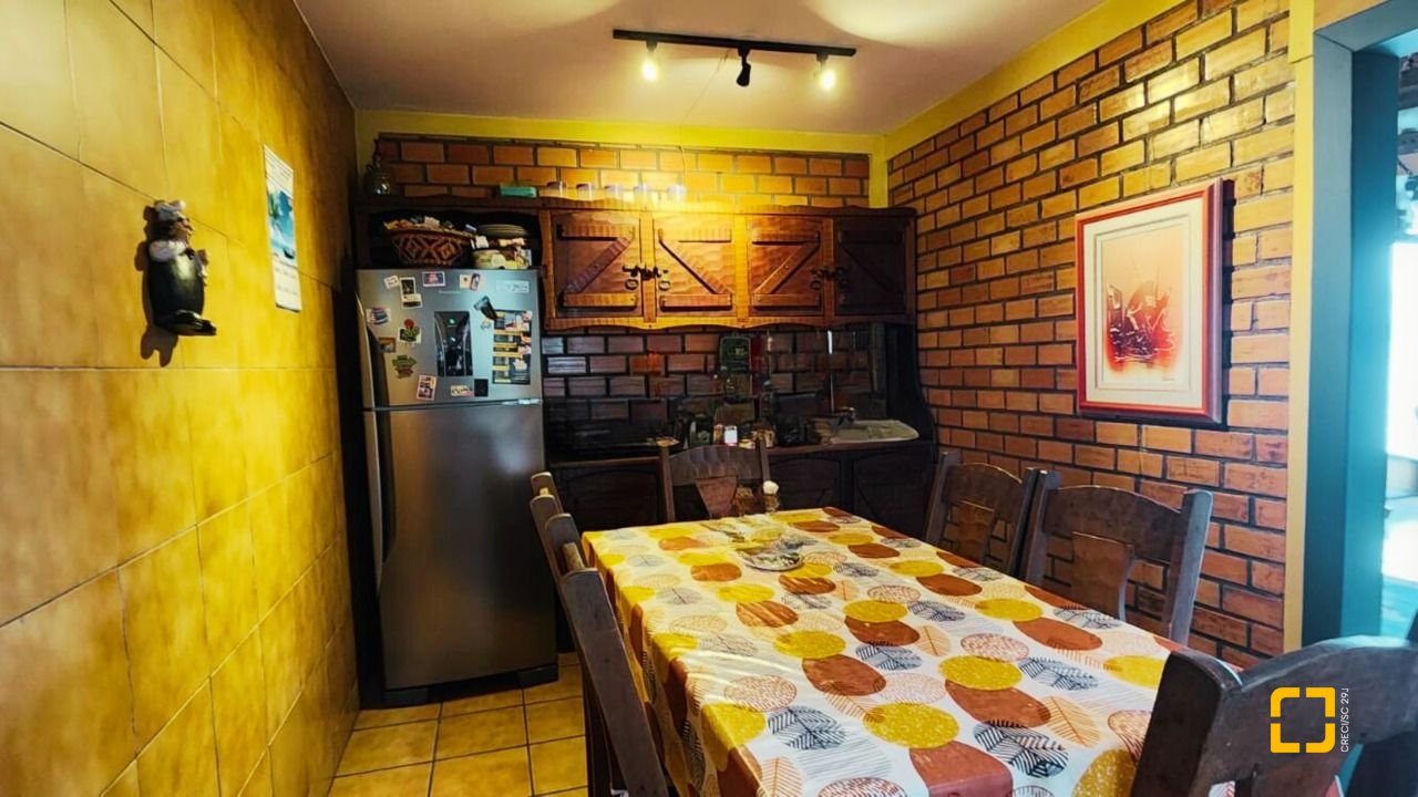 Casa com 180m², 6 quartos (sendo 1 suíte), 2 garagens, no bairro Ribeirão da Ilha em Florianópolis